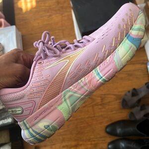 Brooks Lavender w/Multicolor Bottom